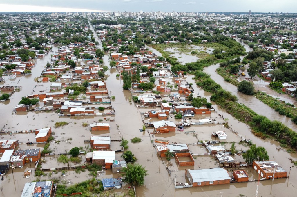 Ante el temporal en Bahía Blanca, se sugiere que los empleados no asistan a trabajar y que no se les descuente el&nbsp;día