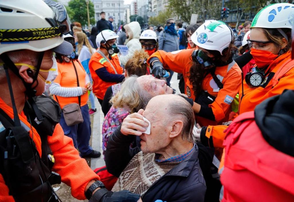 Tensión en el Congreso: nueva represión a jubilados y agresiones a fotógrafos durante la&nbsp;protesta