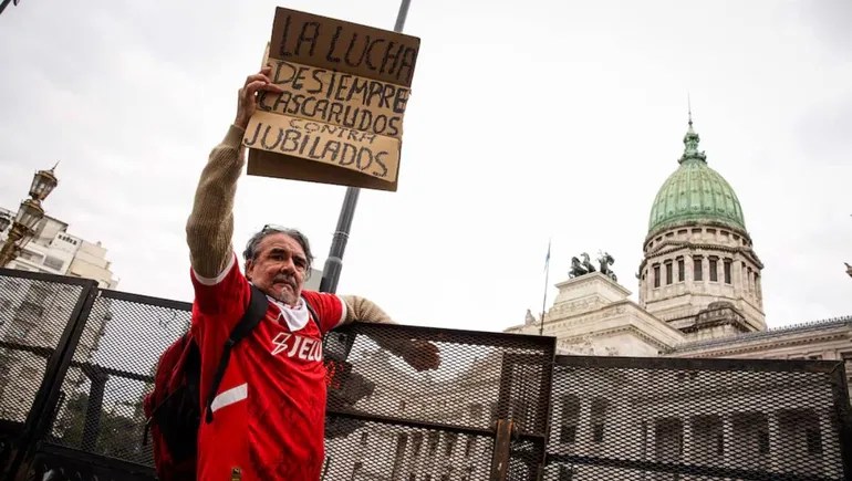 El gobierno de Milei reprime a los jubilados mientras ajusta sus&nbsp;ingresos