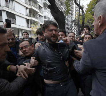 Grabois, tras su detención: “Es un orgullo que el gobierno de Milei nos meta presos por defender el legado&nbsp;peronista”