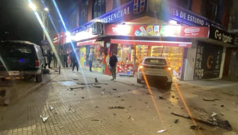 La Plata: un auto se incrustó en un kiosco tras un violento&nbsp;choque
