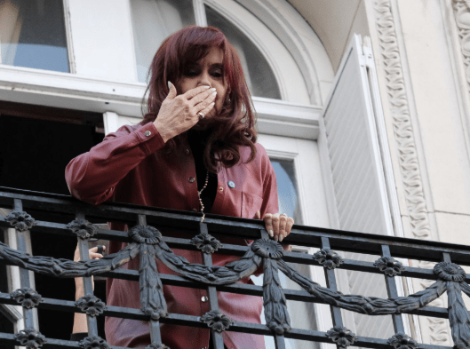 Cristina Kirchner saludó desde su balcón tras el desalojo de militantes en&nbsp;Constitución