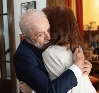 Cristina Kirchner recibió a Lula en su domicilio y apuntó contra&nbsp;Milei