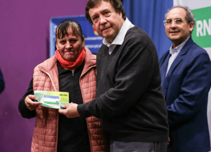 Río Negro fortalece la salud con hechos concretos: Weretilneck y Cortés entregaron tarjetas para que vecinos con enfermedades crónicas reciban gratis sus medicamentos 