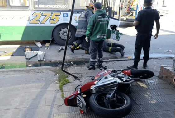 Motociclista fue rescatado tras quedar atrapado debajo de un colectivo en&nbsp;Ensenada