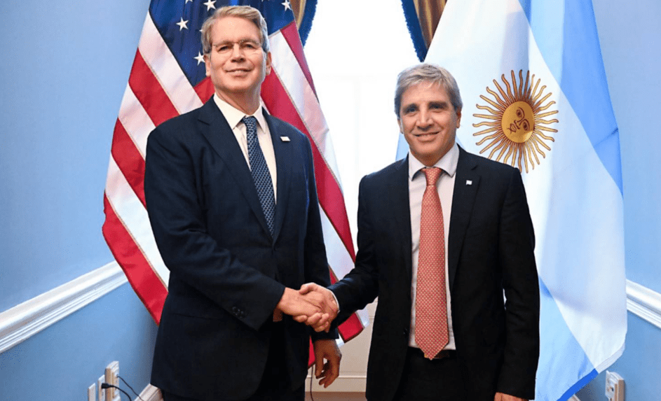 Caputo y Bessent celebran tras el brusco descenso del dólar este&nbsp;lunes