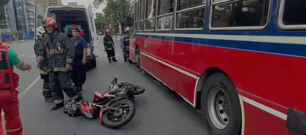 Choque entre un colectivo y una moto en Vélez Sarsfield dejó un&nbsp;herido