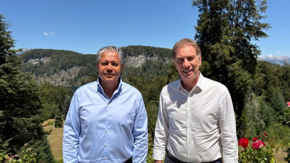 Rolando Figueroa defendió el trabajo y los recursos de Neuquén en un encuentro con Diego Santilli en Villa La Angostura 