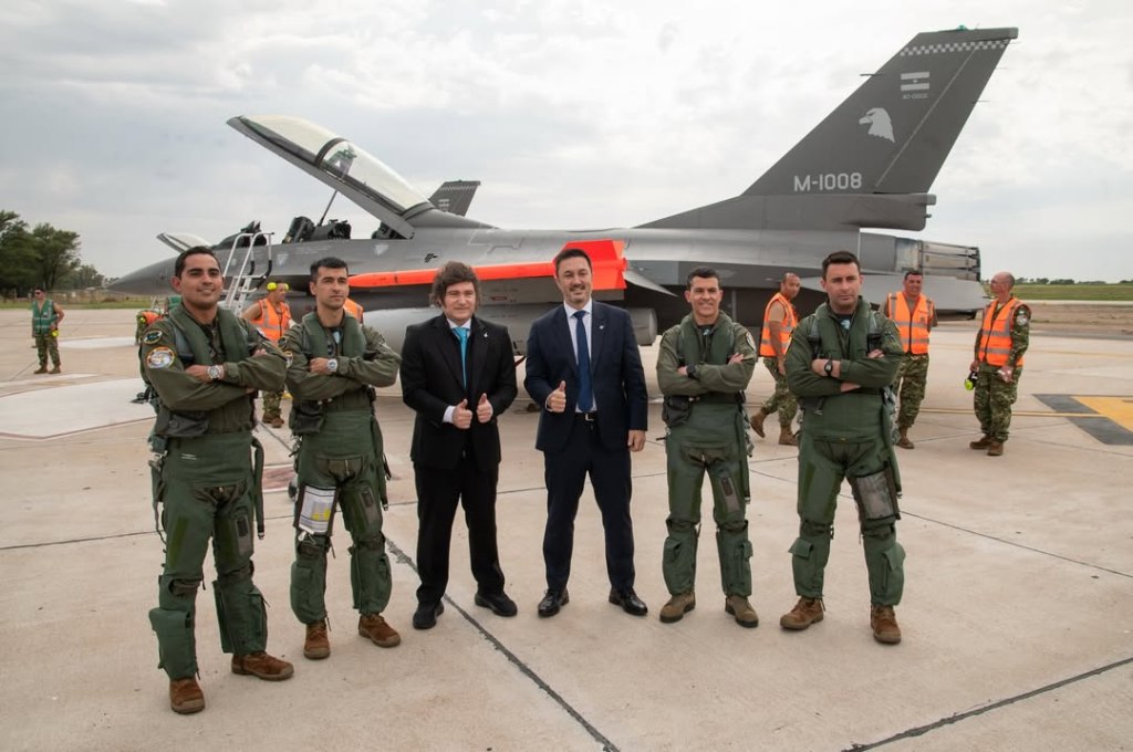 Milei destaca el salto tecnológico en defensa tras el debut aéreo de los F-16 incorporados por&nbsp;Petri