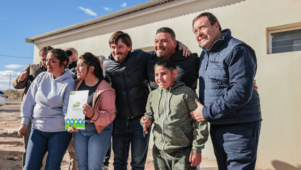 Weretilneck entregó 31 viviendas a familias de Cipolletti a través del Plan Habitar Río Negro, dándoles acceso a un hogar propio con agua, gas y&nbsp;electricidad.