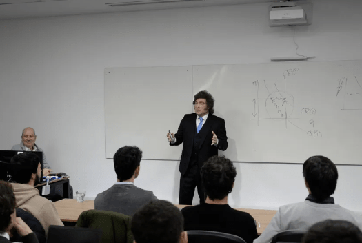 Docentes de San Andrés reclamaron a Milei por el financiamiento&nbsp;universitario