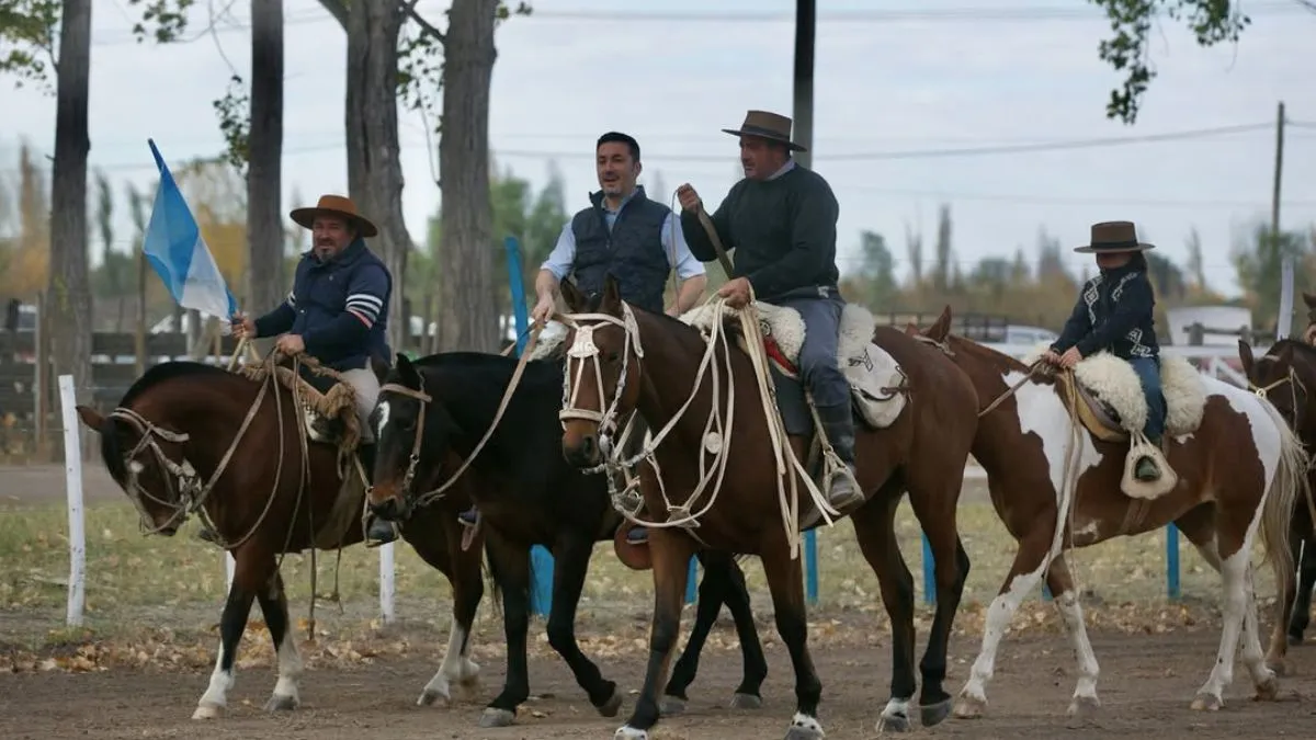 Luis Petri recorrió el sur mendocino y compartió con productores en la Fiesta de la Ganadería