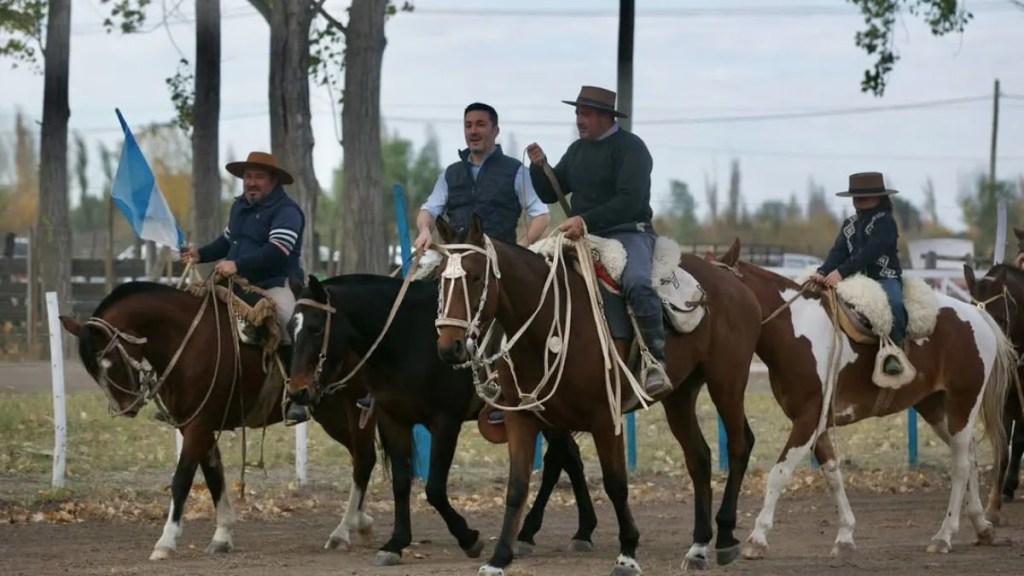Luis Petri recorrió el sur mendocino y compartió con productores en la Fiesta de la&nbsp;Ganadería