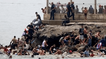 Hallan siete cuerpos tras un intento masivo de cruce de migrantes hacia&nbsp;Ceuta