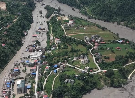 Nepal enfrenta una grave emergencia tras un colapso glaciar que dejó más de 900 muertos