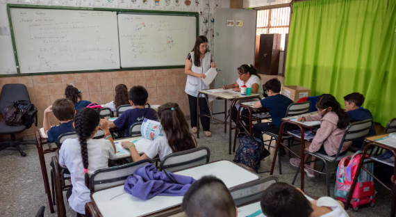 Educación estancada en Mendoza: Crece la preocupación por los bajos salarios docentes, violencia en las escuelas y la crisis de OSEP.